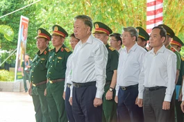 Tổng Bí thư, Chủ tịch nước Tô Lâm tưởng niệm các Anh hùng, liệt sĩ tại công viên Lê Thị Riêng - Ảnh: Quảng Đạo/BGN