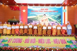 Các cá nhân thuộc Ban Trị sự GHPGVN tỉnh Lai Châu nhận Bằng tuyên dương công đức của Trung ương Giáo hội