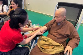 Hành giả tham gia hiến máu nhân đạo hưởng ứng chiến dịch "Giọt hồng xứ Tuyên"