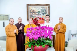Tặng hoa chúc mừng ông Tô Anh Dũng, tân Chủ tịch UBND tỉnh Thanh Hóa