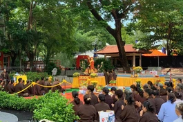 Hơn 300 Phật tử chùa Di Lặc (phường Bình Hưng Hòa, TP.HCM) tụng kinh cầu nguyện anh linh các anh hùng liệt sĩ tại Công viên Lê Thị Riêng