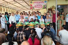 Trao quà đến người khiếm thị, khuyết tật và neo đơn