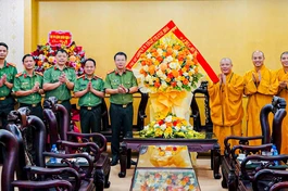 Ban Trị sự GHPGVN tỉnh Thanh Hóa tặng lẵng hoa chúc mừng đến tập thể Công an tỉnh 