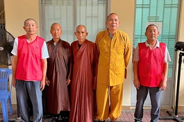 Các đối tượng người nước ngoài mặc trang phục tu sĩ Phật giáo có hành vi mời gọi, bán hàng rong, nhận tiền của khách nước ngoài vừa bị công an phường Bến Thành phát hiện