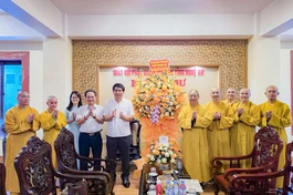 Sở Dân tộc và Tôn giáo tỉnh Nghệ An tặng hoa chúc mừng Ban Trị sự GHPGVN tỉnh nhân dịp Vu lan - Báo hiếu