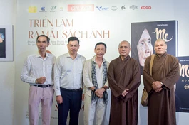Bạn bè, người thân chúc mừng tác giả Trần Thế Phong ra mắt sách ảnh về mẹ vào chiều 22-8 - Ảnh: Quảng Đạo/BGN