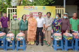 Chư Tăng tịnh thất An Lạc cùng chính quyền địa phương trao quà đến người dân khó khăn trong mùa Vu lan - Báo hiếu