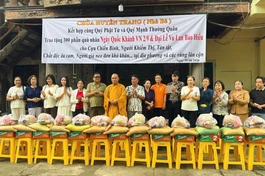 Chùa Huyền Trang trao tặng 300 phần quà Vu lan đến các hộ nghèo