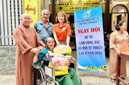 Sư cô Thích nữ Thánh Châu tặng các phần quà ý nghĩa đến người dân có hoàn cảnh khó khăn trên địa bàn trong mùa Vu lan - Báo hiếu