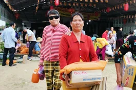 Người khiếm thị, có hoàn cảnh khó khăn nhận quà tại chùa Liên Hoa