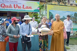 Thượng tọa Thích Hạnh Hiếu trao 400 phần quà đến người dân 
