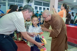 Một em nhỏ nhận quà trung thu từ đại diện chính quyền và chư Tăng thiền viện Hải Đức - Ảnh: Quảng Đạo/BGN