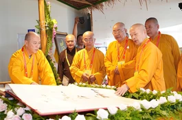 Chư tôn đức tham quan triển lãm "Thành tựu Phật giáo Lâm Đồng"