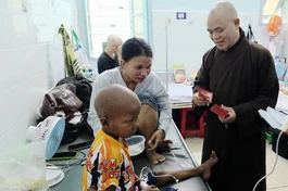Thượng tọa Thích Quảng Pháp trao quà đến các bệnh nhi đang điều trị nội trú tại Bệnh viện Nhi đồng II TP.HCM