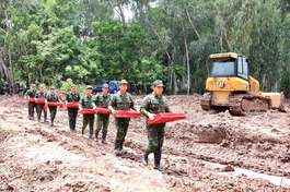 Đội Quy tập hài cốt liệt sĩ thuộc Bộ Tư lệnh TP.HCM đang thực hiện nhiệm vụ tại Công viên Lê Thị Riêng 
