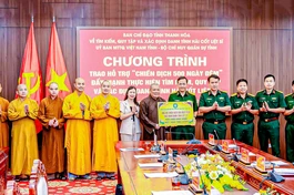 Thượng tọa Thích Tâm Chính trao 100 triệu đồng hỗ trợ Chiến dịch “500 ngày đêm” - Ảnh: Đức Hòe