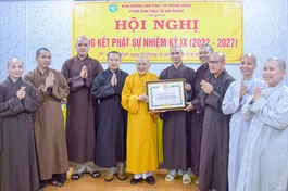 Hòa thượng Thích Khế Chơn trao Bằng Tuyên dương công đức đến tập thể Phân ban Phật tử Hải ngoại Trung ương - Ảnh: Quảng Đạo/BGN