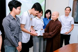Ni sư Thích Đàm Hương trao học bổng đến các em sinh viên trường Đại học Hồng Đức - Ảnh: Đức Hòe