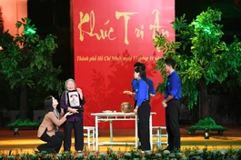 Cảnh người mẹ, người vợ nhận di ảnh người con, người chồng đầy xúc động trong đêm nghệ thuật đặc biệt với chủ đề "Khúc tri ân" tại công viên Lê Thị Riêng - Ảnh: Trần Thế Phong