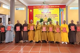 Hoà thượng Thích Gia Quang trao quyết định chuẩn y nhân sự đến các thành viên Ban Trị sự GHPGVN tỉnh Tuyên Quang