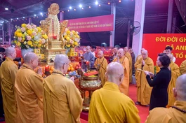 Khóa lễ cầu nguyện anh linh 731 liệt sĩ tại Công viên Lê Thị Riêng trước giờ diễn ra Lễ tưởng niệm, truy điệu và an táng - Ảnh: Quảng Đạo/BGN