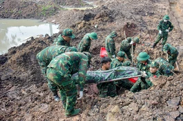 Đến hết ngày 17-10, lực lượng làm nhiệm vụ đã phát hiện, quy tập thêm 13 hài cốt liệt sĩ cùng 2 bộ di vật kèm theo - Ảnh: Quảng Đạo/BGN