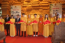 Cắt băng khai mạc triển lãm Thư pháp Việt - Quốc ngữ Phật giáo - Ảnh: CMK