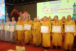 Các tập thể, cá nhân Ban Văn hóa Trung ương nhận Bằng khen nhân Kỷ niệm 45 năm thành lập - Ảnh: Chu Minh Khôi