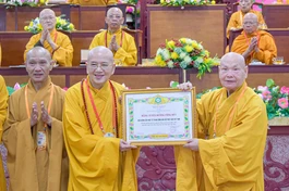 Hòa thượng Thích Khế Chơn nhận Bằng tuyên dương công đức của tập thể Ban Hướng dẫn Phật tử Trung ương - Ảnh: Quảng Đạo/BGN