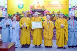 Tập thể Ban Từ thiện xã hội Trung ương nhận Bằng tuyên dương công đức của Trung ương Giáo hội - Ảnh: Quảng Đạo/BGN