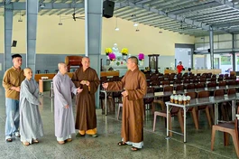 Ni trưởng Thích nữ Huệ Tuyến trao đổi cùng các thành viên trong đoàn