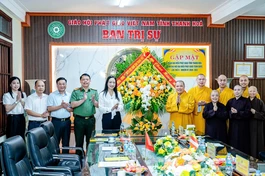  Lãnh đạo tỉnh Thanh Hóa tặng hoa chúc mừng đoàn đại biểu Phật giáo tỉnh tham dự Đại hội đại biểu Phật giáo toàn quốc lần thứ X - Ảnh: Đức Hòe