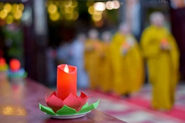 Ngọn nến tượng trưng cho tinh thần từ bi của Bồ-tát Quán Thế Âm được chư Tăng, Phật tử tổ đình Vạn Thọ thắp lên nhân ngày vía của Ngài - Ảnh: Quảng Đạo/BGN