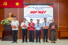 Lãnh đạo phường Tân Hòa tri ân các cơ sở tôn giáo trên địa bàn đã chung tay cùng với chính quyền trong các công tác chăm lo an sinh xã hội - Ảnh: Quảng Đạo/BGN
