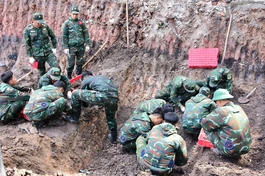 Lực lượng chức năng phát hiện thêm 10 hài cốt liệt sĩ tại Khu B, Công viên Lê Thị Riêng trong ngày 30-10