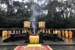 Tảo tháp Tổ sư Liễu Quán là một trong những nếp sinh hoạt truyền thống của Phật giáo ở cố đô