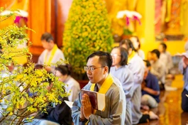 Phật tử tụng kinh cầu nguyện đầu năm - Ảnh: Phùng Anh Quốc