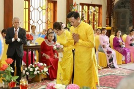 Lễ hằng tuần của Quý Bình và Ngọc Tiền tại chùa Chơn Giác - Ảnh: BbQB