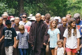 Hòa thượng Thích Nhất Hạnh cùng thực tập thiền đi với đại chúng