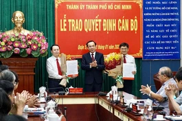 Bí thư Thành ủy TP.HCM Nguyễn Văn Nên trao quyết định cán bộ cho tân Bí thư TP.Thủ Đức Nguyễn Văn Hiếu và tân Bí thư Quận ủy quận 5 Nguyễn Mạnh Cường. Ảnh: SGGP