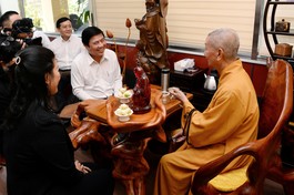 Hòa thượng Thích Trí Quảng tiếp ông Nguyễn Thành Phong và phái đoàn