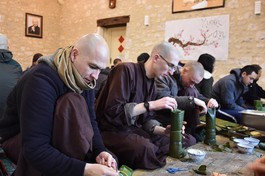 Trở về kính lạy, liệt vị tiền nhân, khai sáng đất nước, sông núi khí thiêng, hàng ngày che chở