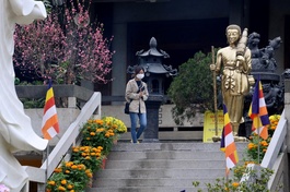 Người dân ý thức đeo khẩu trang khi đến chùa lễ Phật (ghi nhận tại chùa Vĩnh Nghiêm, quận 3) - Ảnh: Bảo Toàn