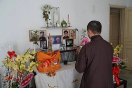 Thượng tọa Thích Tâm Hải thắp hương tưởng niệm cố cư sĩ Võ Đình Cường và phu nhân