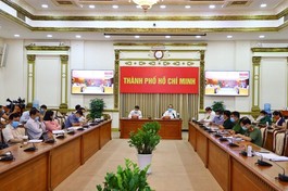 Ông Nguyễn Thiện Nhân, Trưởng đoàn Đại biểu Quốc hội TP.HCM và Phó Chủ tịch UBND Dương Anh Đức chủ trì đầu cầu Thành phố - Ảnh: TTBCTPHCM