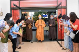 Trưởng lão Hòa thượng Thích Trí Quảng đến trụ sở tòa soạn Báo Giác Ngộ sáng mùng 4 Tết - Ảnh: Bảo Toàn