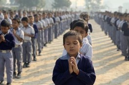 Các em học sinh thành kính niệm Phật, đọc 5 giới căn bản trước khi vào lớp học