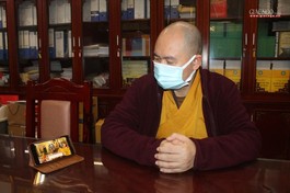 Thượng tọa Thích Đức Thiện, Phó Chủ tịch kiêm Tổng Thư ký Hội đồng Trị sự GHPGVN xem lễ cầu an online qua thiết bị điện thoại di động - Ảnh: Chu Minh Khôi