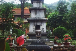 Tháp Tịch Quang ở chùa Lân, thờ thiền sư Chân Nguyên