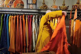 Nguyễn Minh Phúc trong một tiệm bán pháp phục 